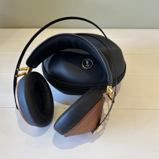 Meze Audio 99 Classics Closed Cup Headphones - Walnut/Gold Meze Audio 99 Classics Closed Cup Headphones - Walnut/Gold