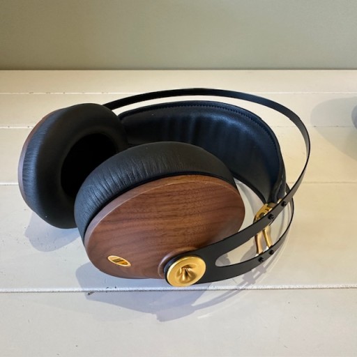 Meze Audio 99 Classics Closed Cup Headphones - Walnut/Gold Meze Audio 99 Classics Closed Cup Headphones - Walnut/Gold
