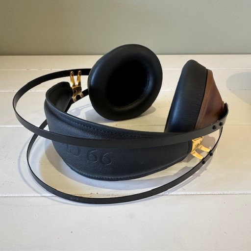 Meze Audio 99 Classics Closed Cup Headphones - Walnut/Gold Meze Audio 99 Classics Closed Cup Headphones - Walnut/Gold