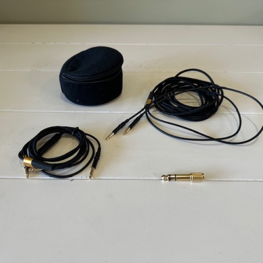 Meze Audio 99 Classics Closed Cup Headphones - Walnut/Gold Meze Audio 99 Classics Closed Cup Headphones - Walnut/Gold